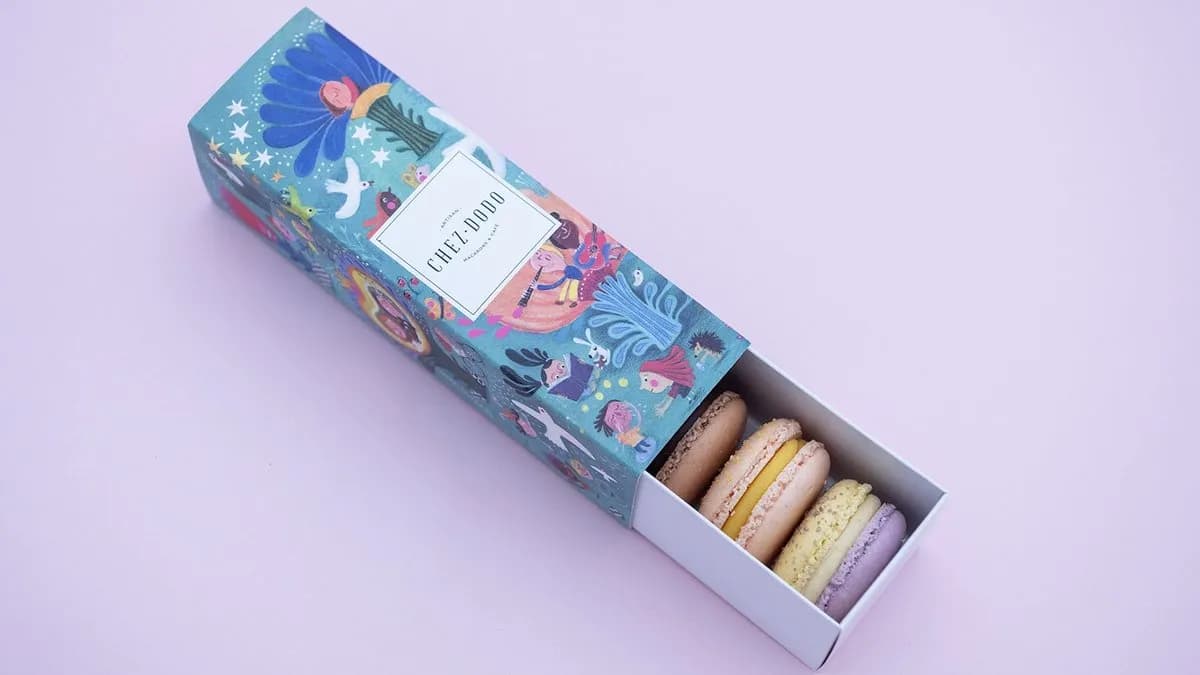 6 DB-OS MACARON VÁLOGATÁS JÓTÉKONYSÁGI DÍSZDOBOZBAN (türkiz)