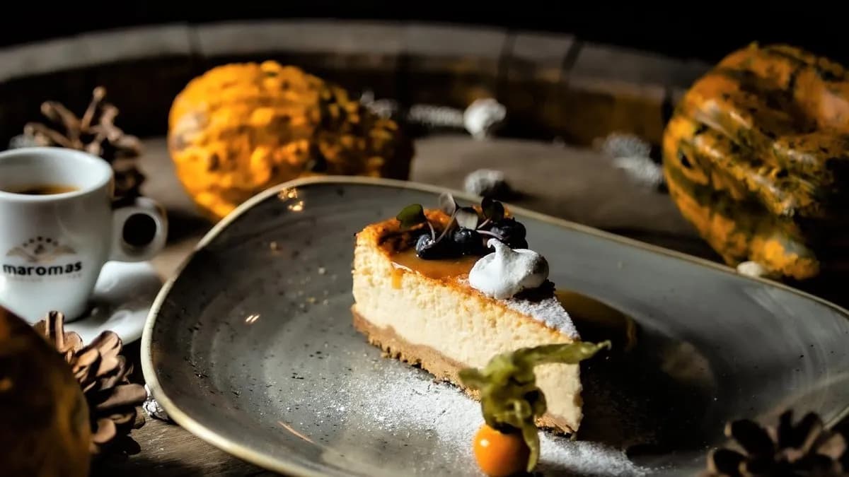 Sajttorta, sós karamell, eper