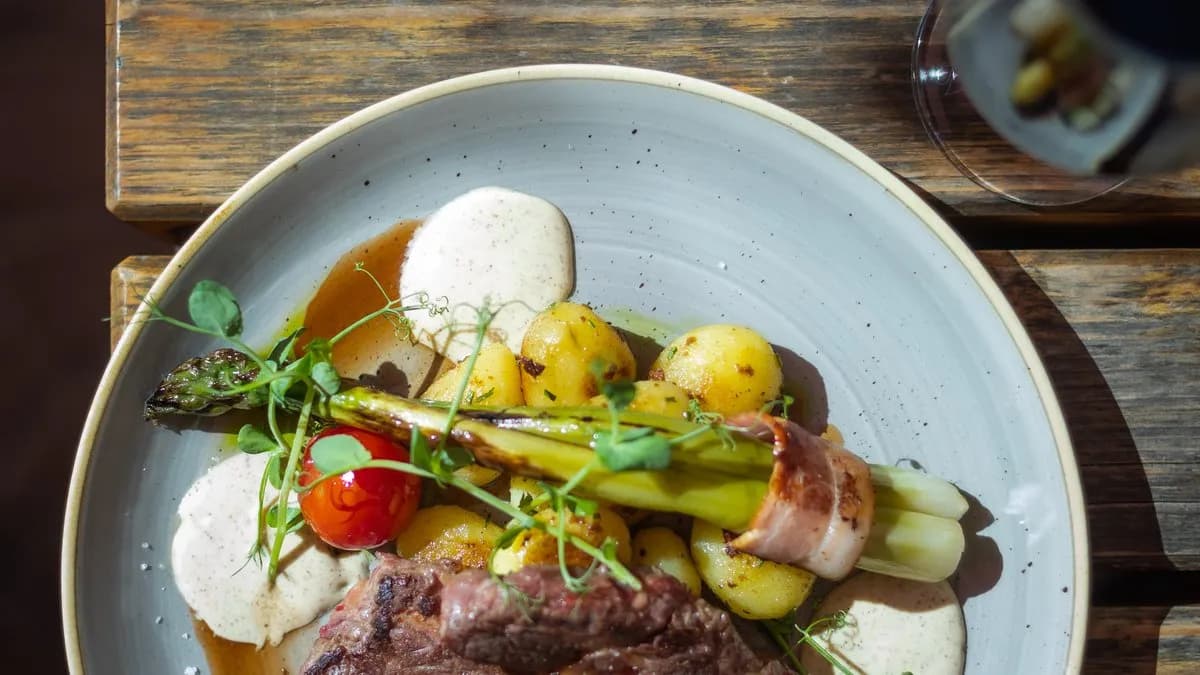 Rib Eye steak baconbe göngyölt sült spárgával