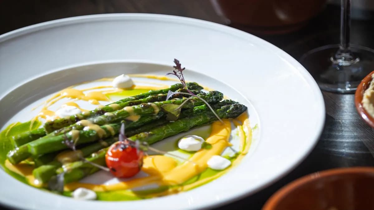 Zöldspárga hollandi mártással, kecskesajt morzsával GM