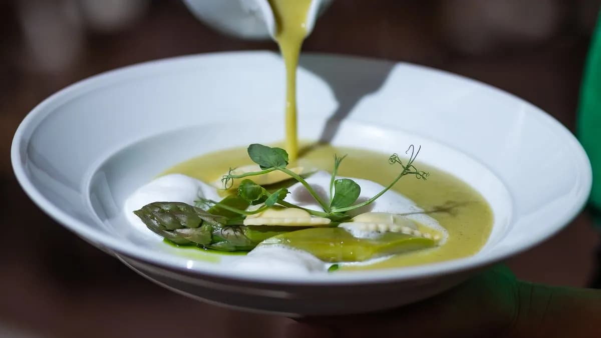 Zöldspárga krémleves ricotta gombóccal, pisztácia pesztóval GM