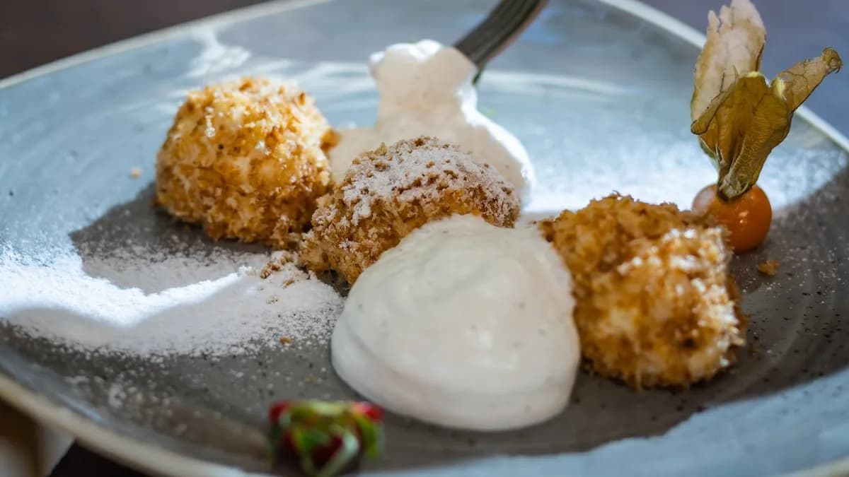 Túrógombóc házi morzsában, cukros tejföllel