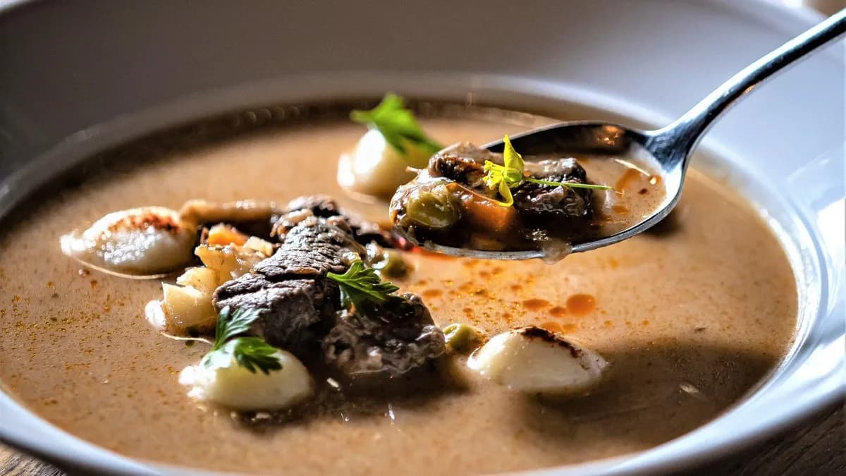 Tárkonyos borjúraguleves burgonya gombóccal, rókagombával