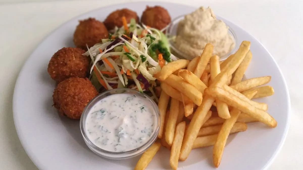 Falafeltál hasábburgonyával