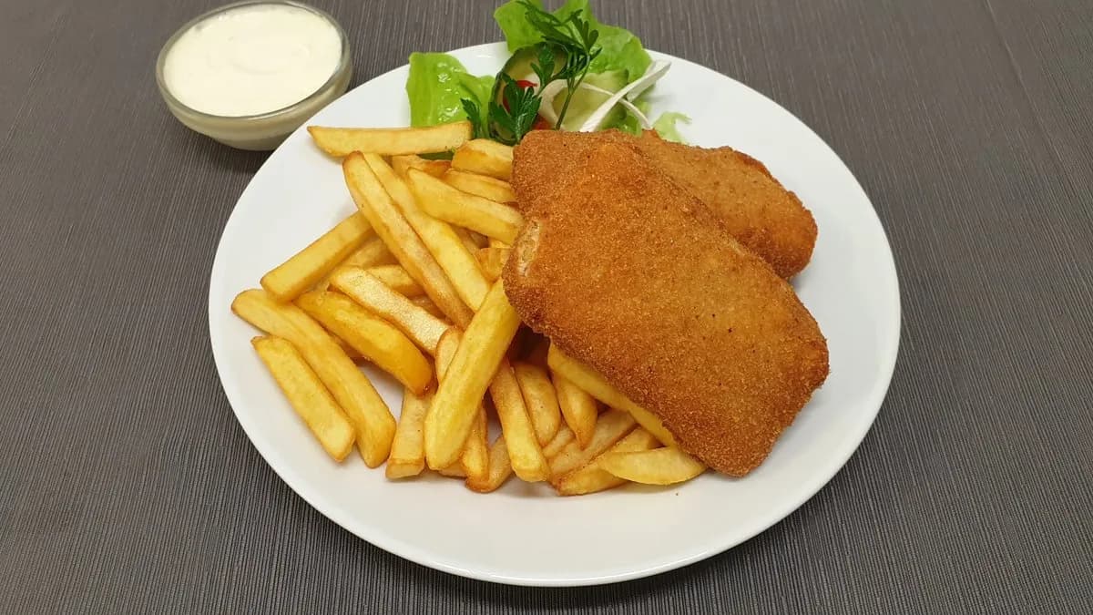 Rántott Trappista sajt hasábburgonyával és tartár mártással