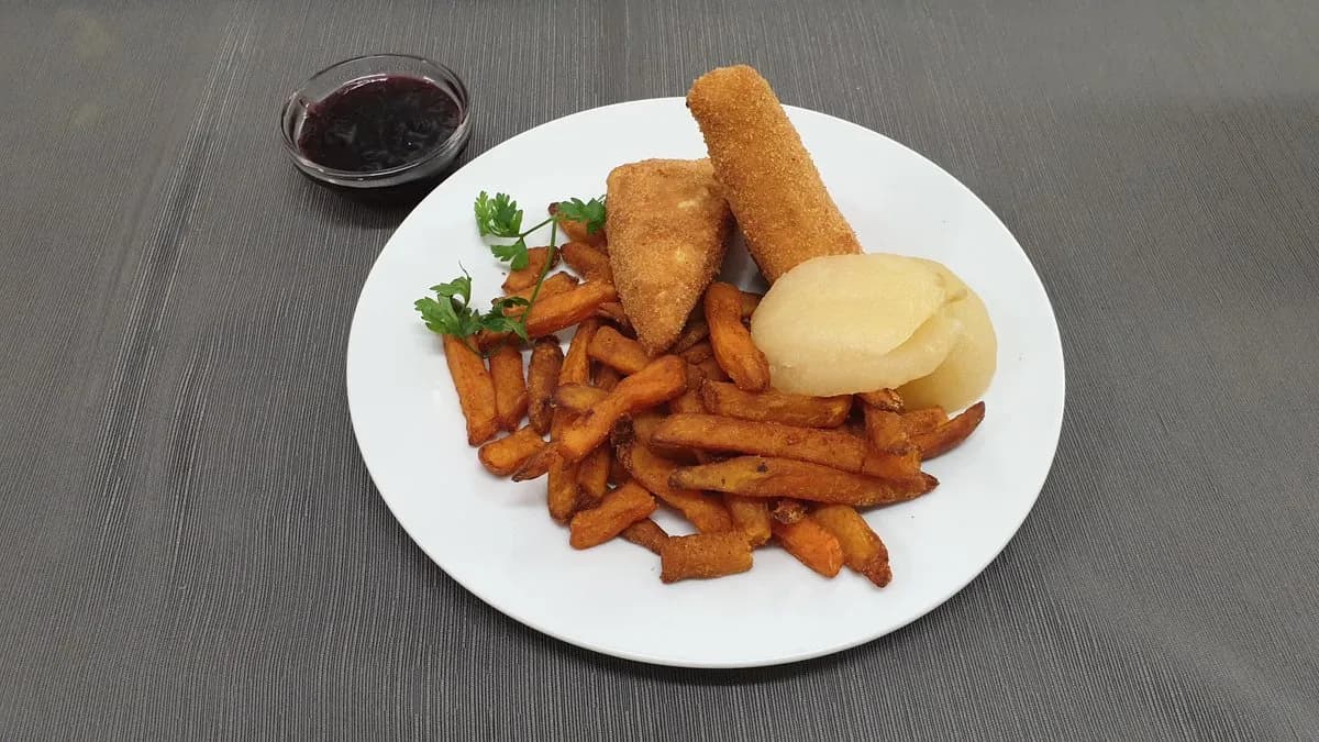 Rántott camembert párolt almával, áfonya lekvárral, édes hasábburgonyával