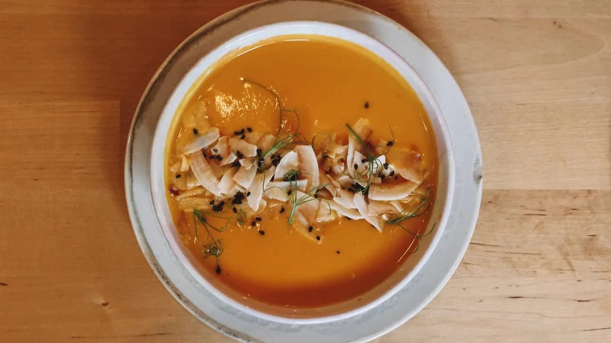 Szezonális leves (kovászos kenyérrel)