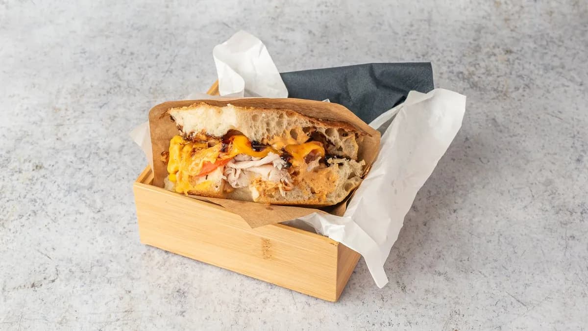 1/2 Pulyka-cheddar-chipotle melegszendó