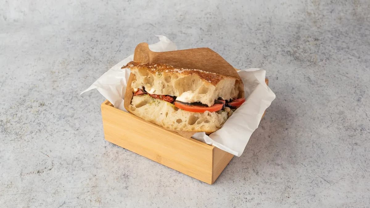 1/2 Stracchino pesto-aszalt paradicsom melegszendó