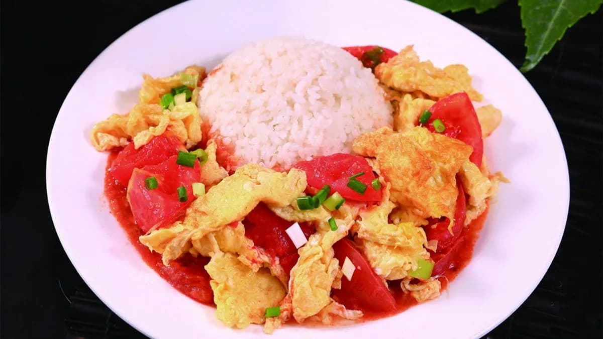 Pirított paradicsom tojásal Rizstálban 西红柿炒蛋盖浇饭