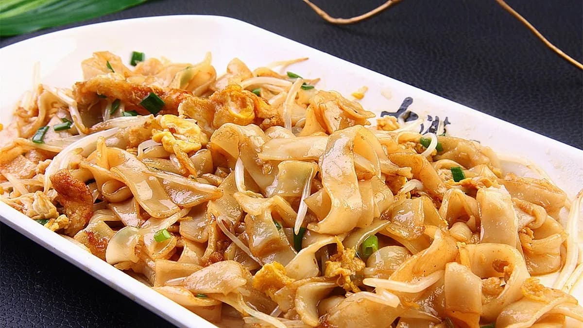 Pirított rizstészta zöldéggel 炒河粉