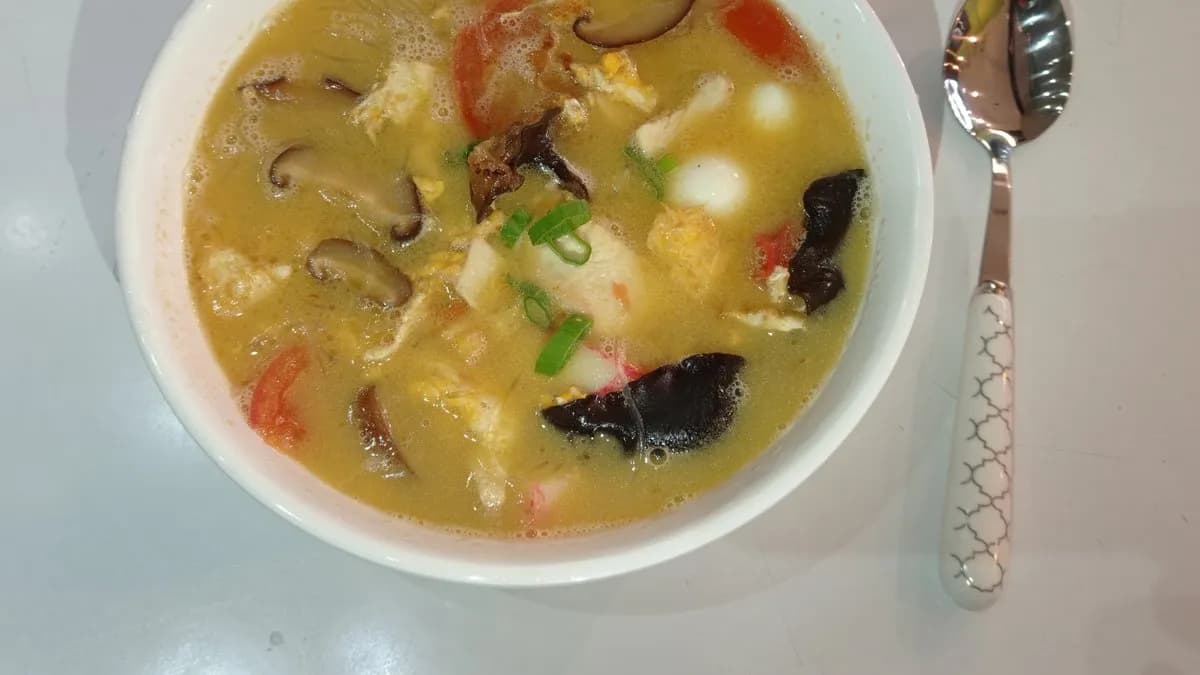 鸡肉粉丝汤 Üvegtészta leves csirkehússal