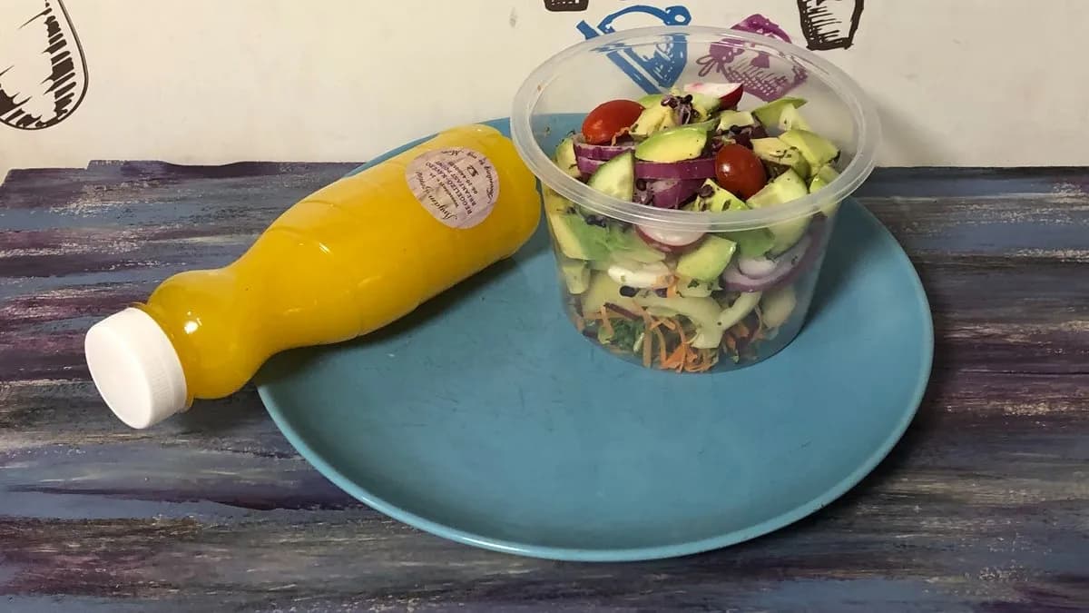 Menü V2-Avokádós friss saláta és egy választott friss smoothie 3dl