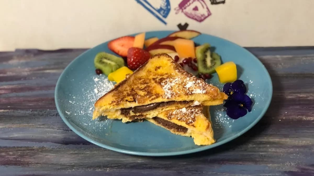 Nutellás édes bundás-szendvics friss gyümölcsökkel