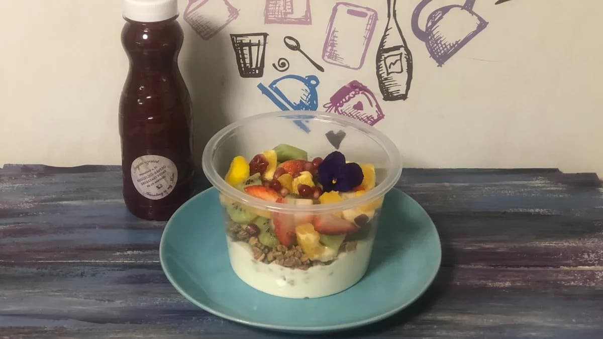 Gizi mama menüje. Granola kókuszjoghurttal, friss gyümölcsökkel + piros smoothie