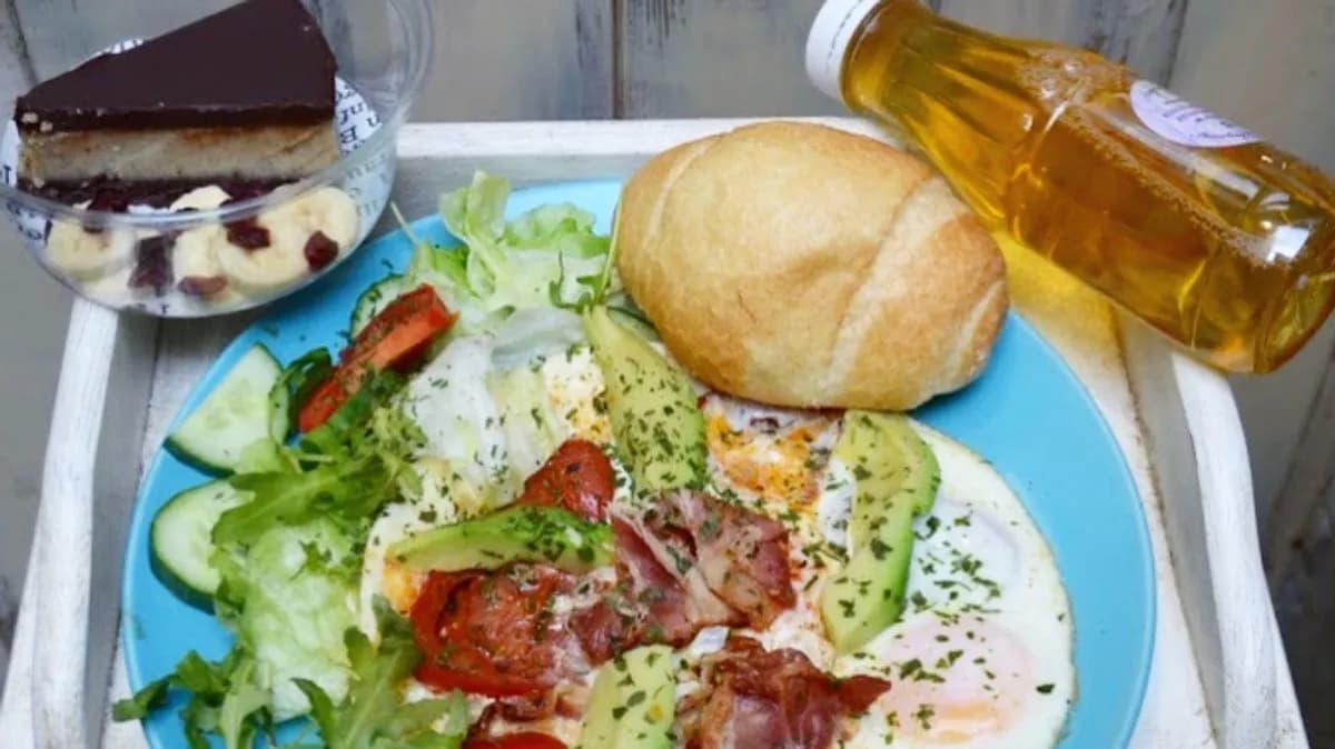 Keto1 - Bacon&eggs paradicsommal és avokádóval (60g zsír,40g fehérje,10g ch)