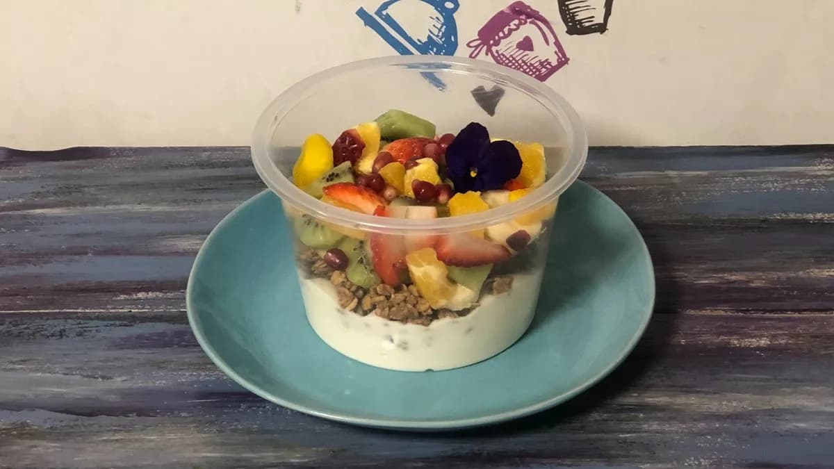 Granola kókuszjoghurttal és friss gyümölcsökkel