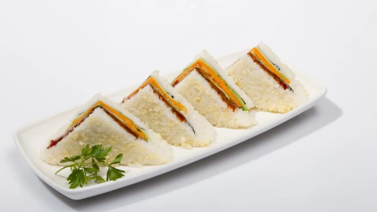 129. Tonhalas, avokádós, szezámos tempura szendvics