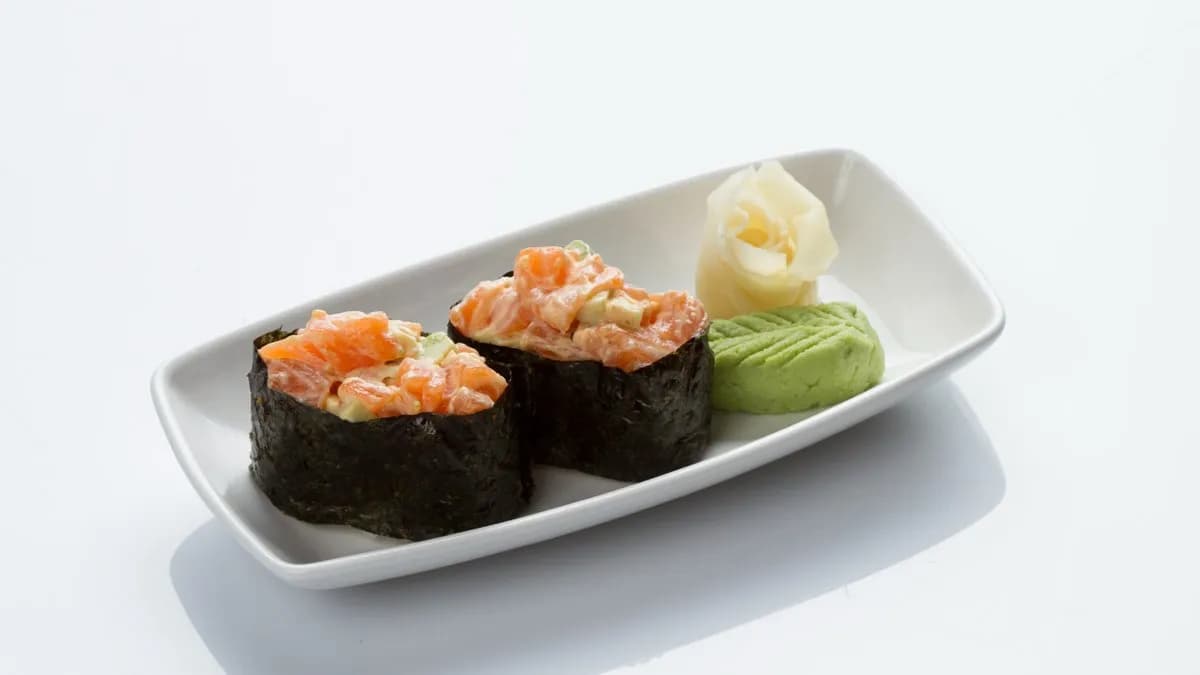 55. Fűszeres lazac, szezámmag, avokádó és fűszeres majonéz algagyűrűben