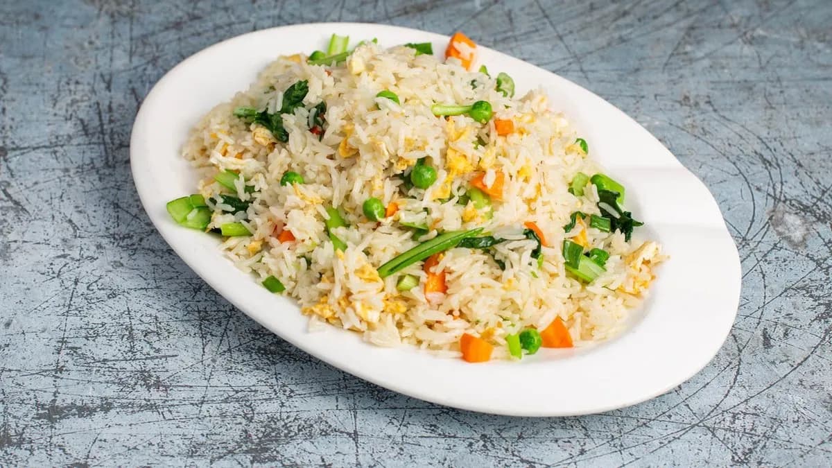 813 Pirított rizs zöldségekkel 素菜炒饭