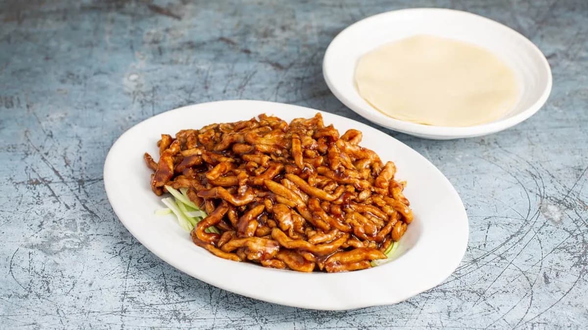 315 Sertéshús babmártással és palacsinta 京酱肉丝