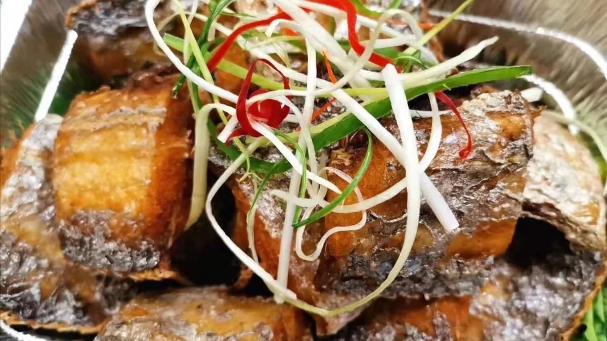 617 Ezüstös sertefarkúhal (sült / fűszeres / chilis)带鱼(干炸/红烧/干烧)