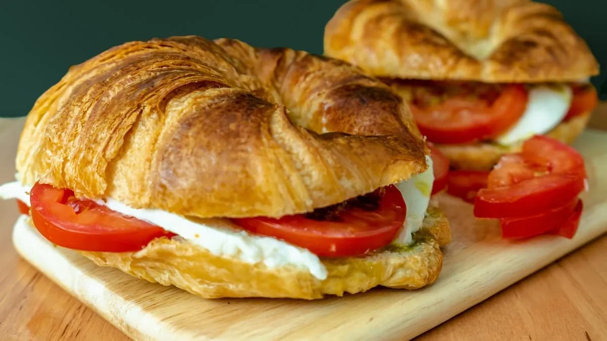 Mozzarella pesto croissant