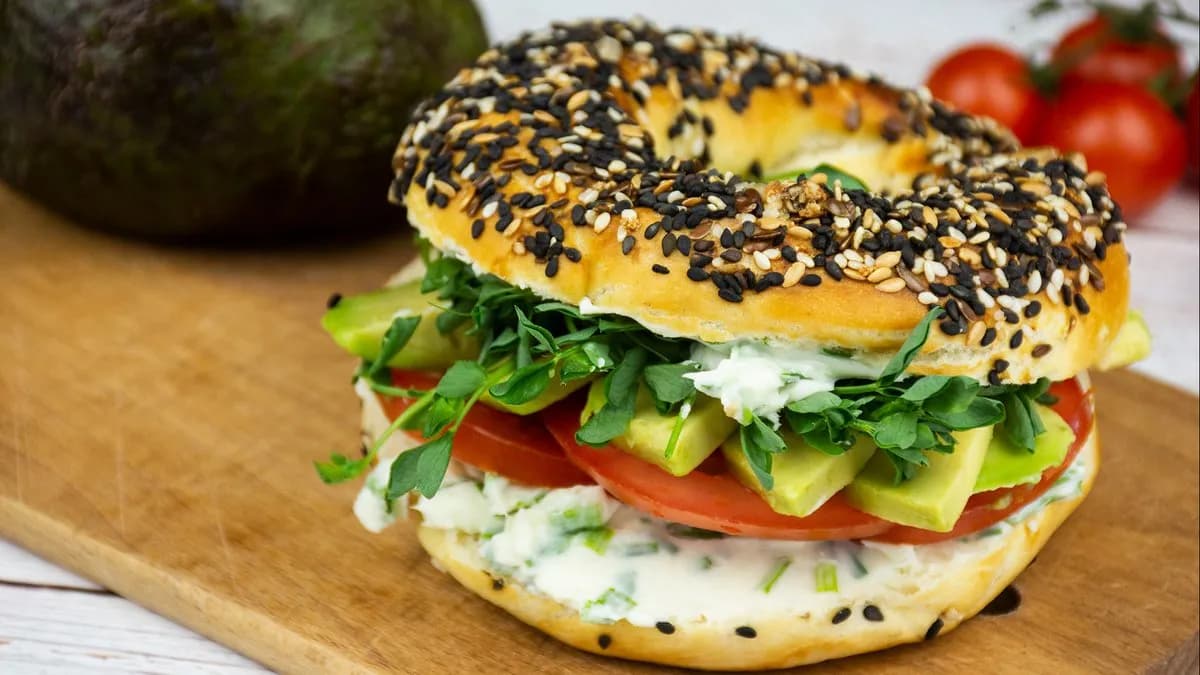 Sajtkrémes-avokádós bagel