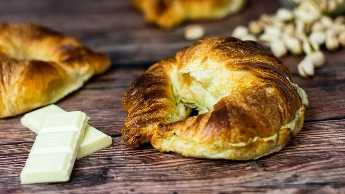 Fehércsokis-pisztáciás croissant