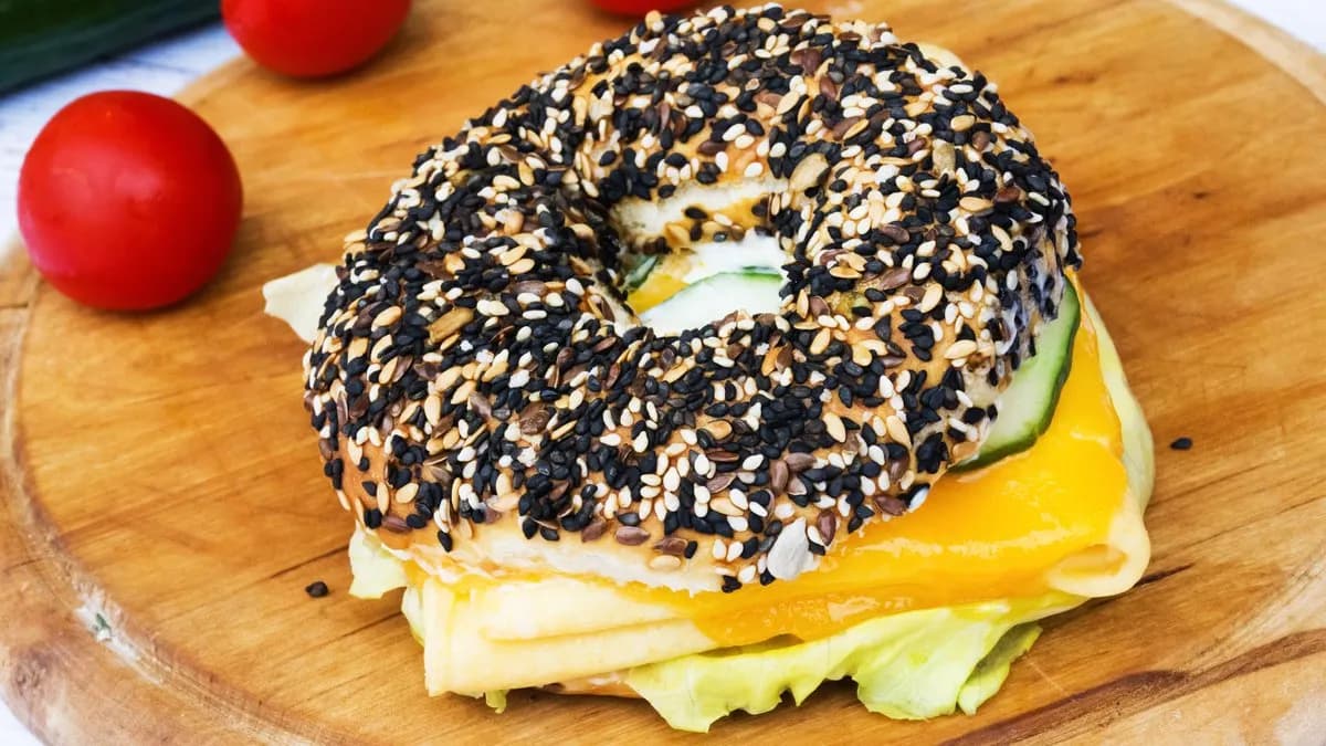 Cheddar omlett bagel