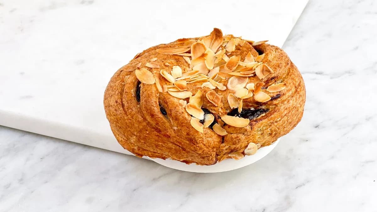 Teljeskiőrlésű szatmári szilvás tekercs