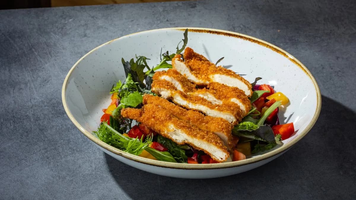 Levélsaláták rántott csirkemellel, mustáros öntettel