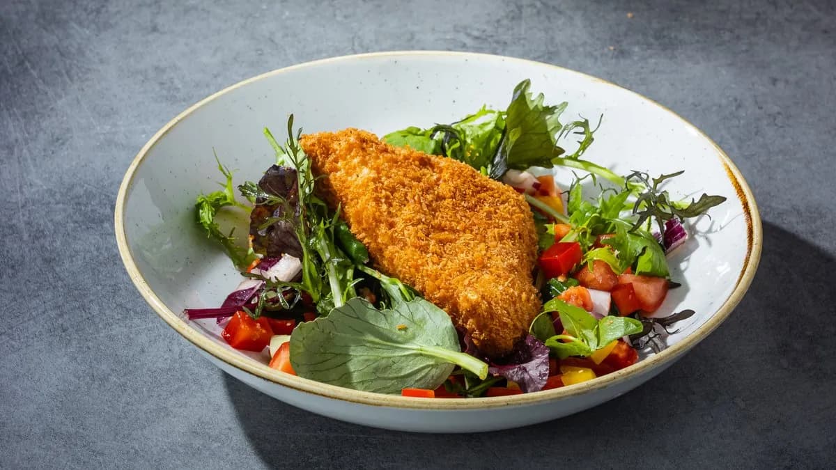 Levélsaláták rántott sajttal, citrusos-mézes vinaigrette-tel