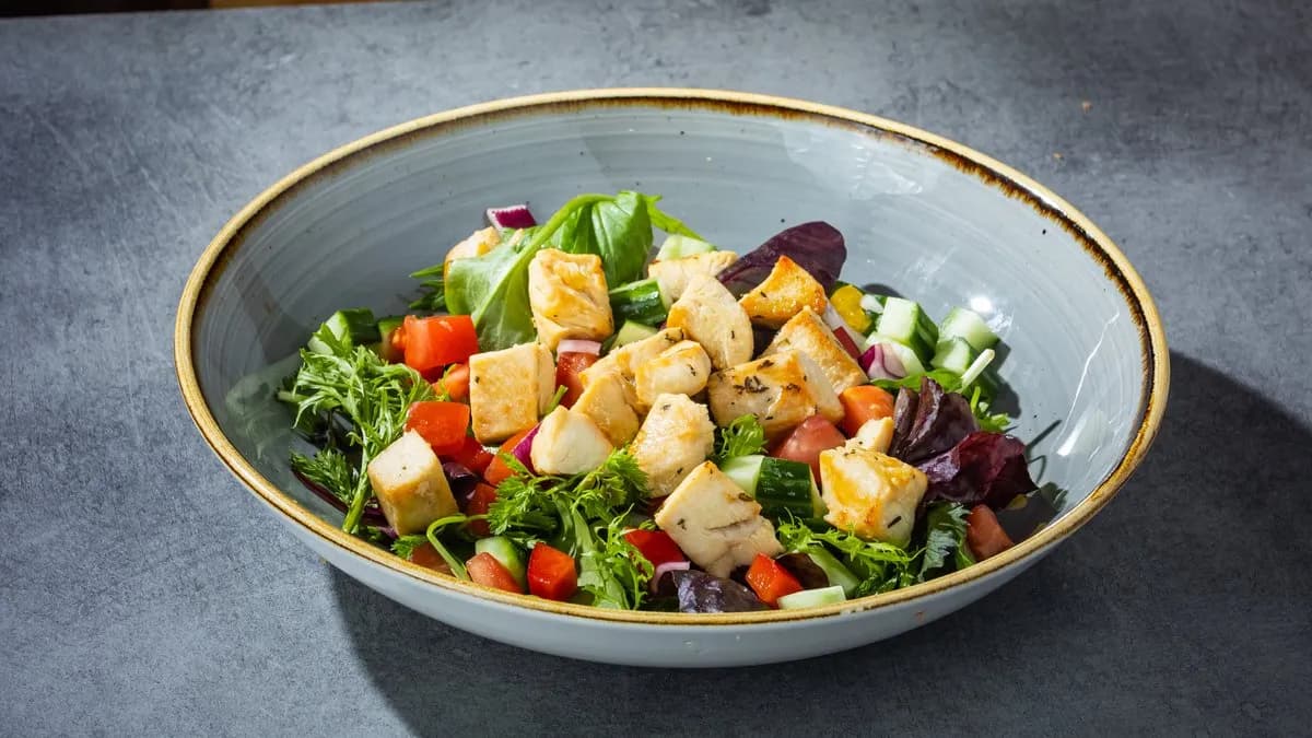 Levélsaláták serpenyős csirkemellel, joghurtos öntettel