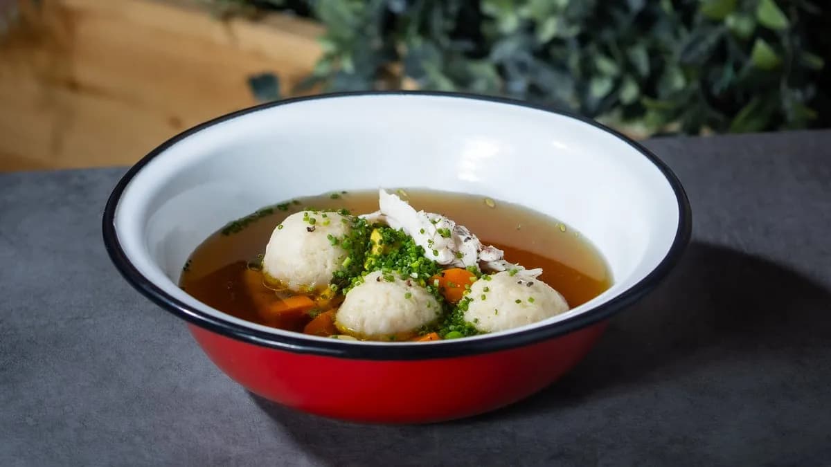 Szárnyas húsleves maceszgombóccal