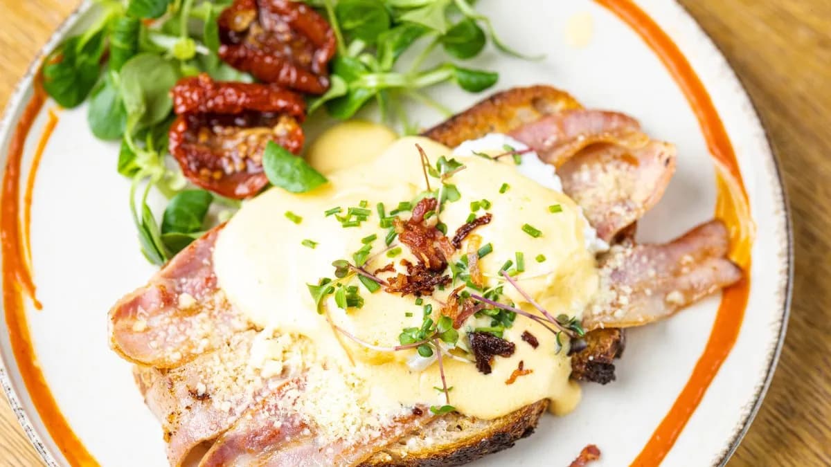 Eggs benedict toast