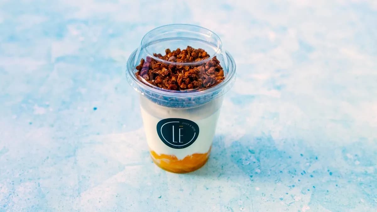 Görög joghurt, őszibarack, csokis granola