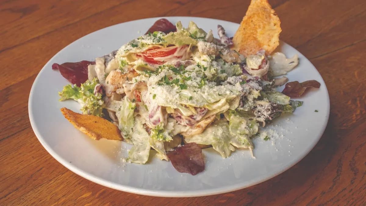 Cézár salátatál fűszeres sajt chips-szel, grillezett csirkemellcsíkokkal