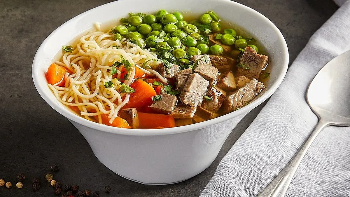 Marhahúsleves gazdagon házi metélttel (tálban)