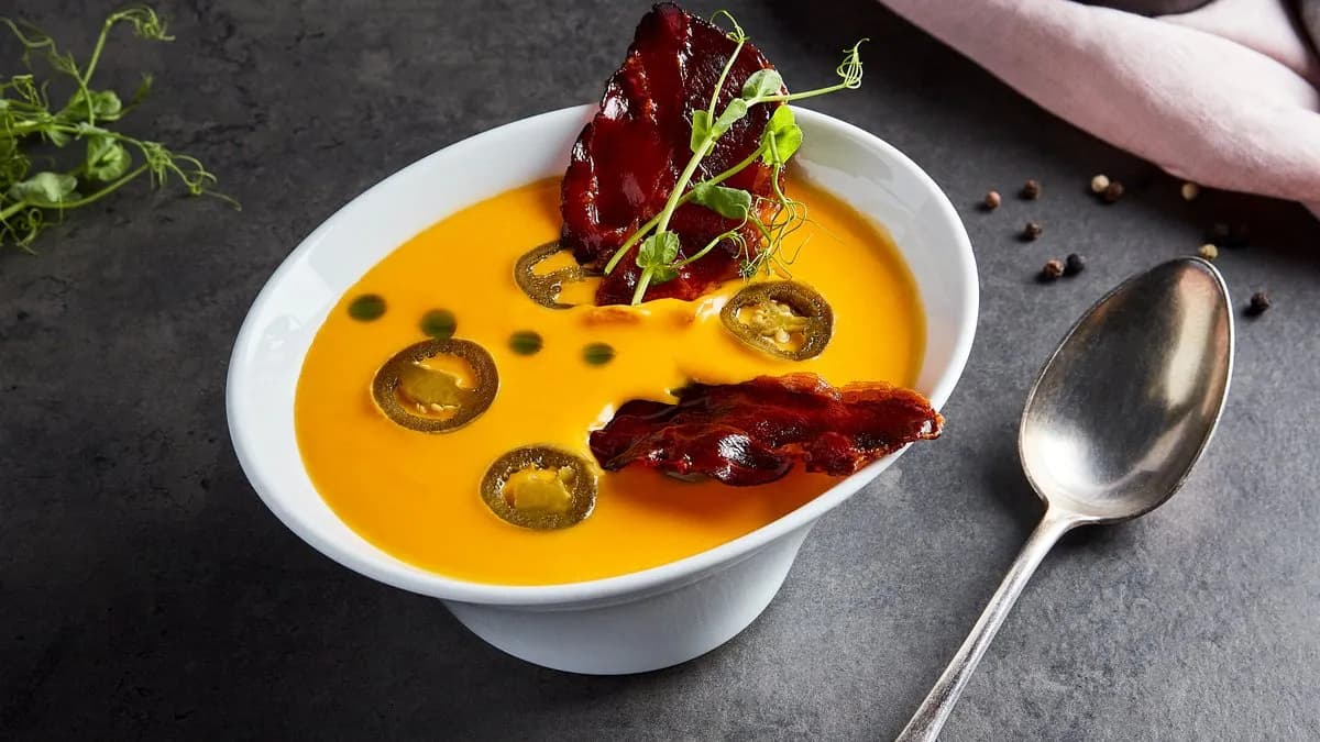 Cheddar sajtkrémleves feketeerdő sonkachips-szel, jalapenoval (tálban)