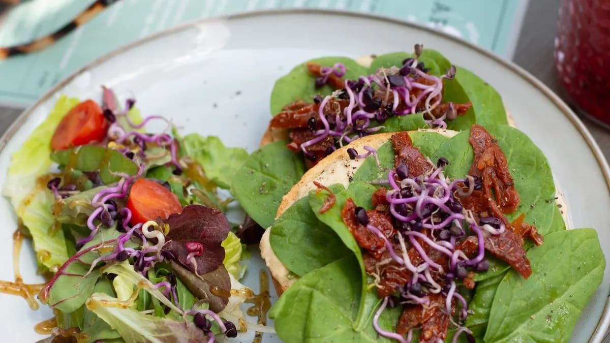 Humuszos spenótos aszaltparadicsomos