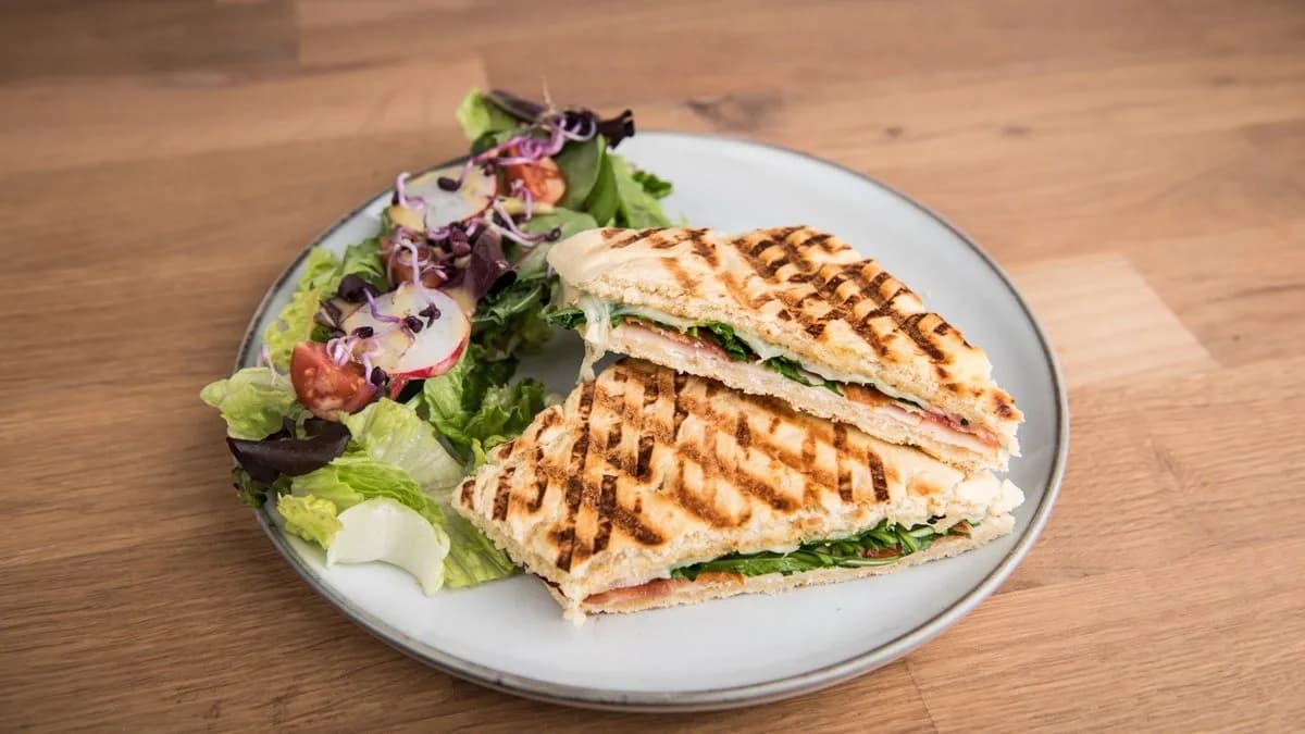 Húsos grill szendvics