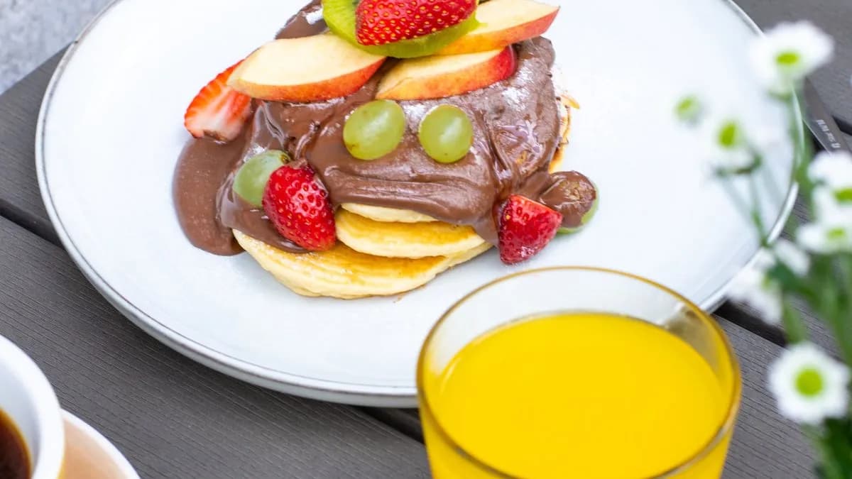 Amerikai palacsinta nutellával, friss szezonális gyümölcsökkel
