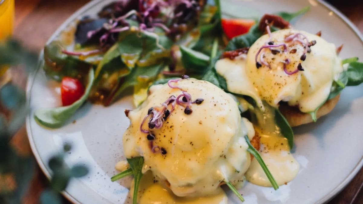 Eggs benedict spenóttal, szárított paradicsommal