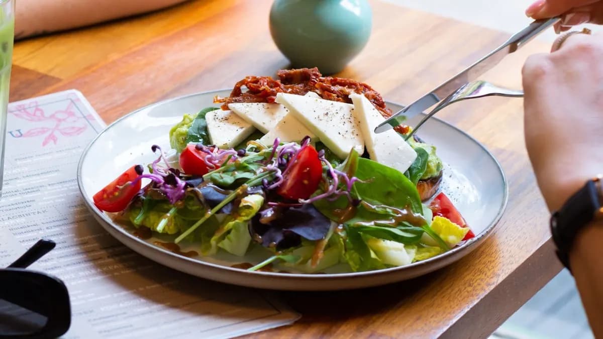 Avokádókrémes kecsesajtos spenotos édesburgonya