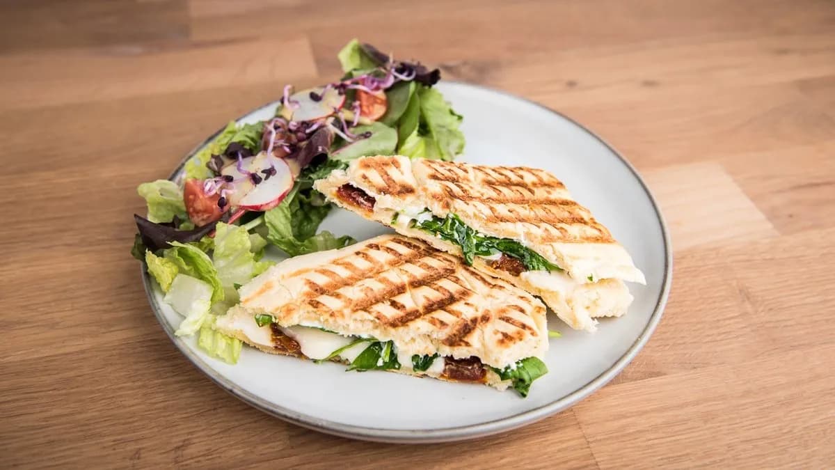 Kecskesajtos spenótos grill szendvics