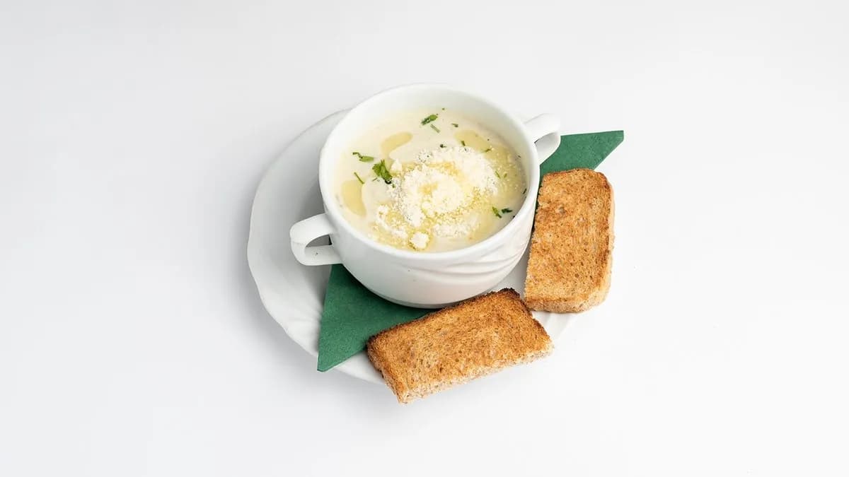 Hagymakrémleves parmezánforgáccsal, pirítóssal