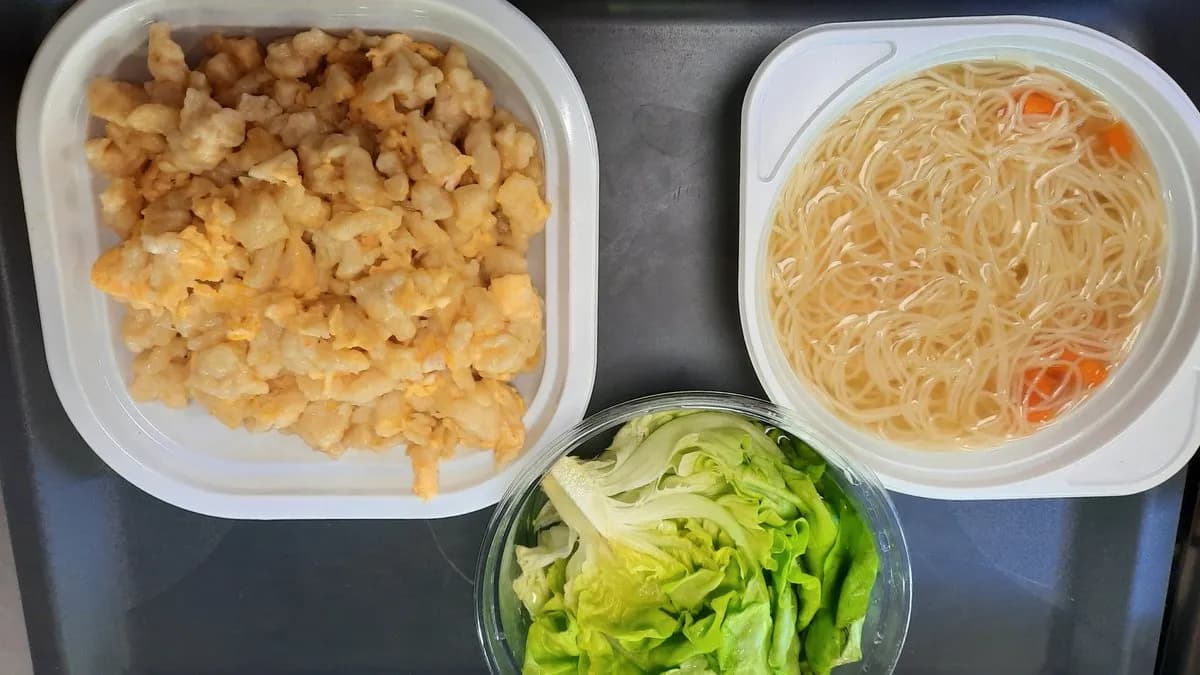 Tojásos nokedli+fejes saláta+csontleves