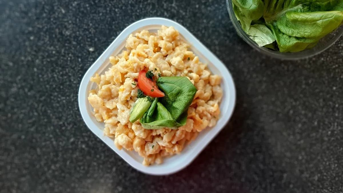 Tojásos nokedli fejes salátával