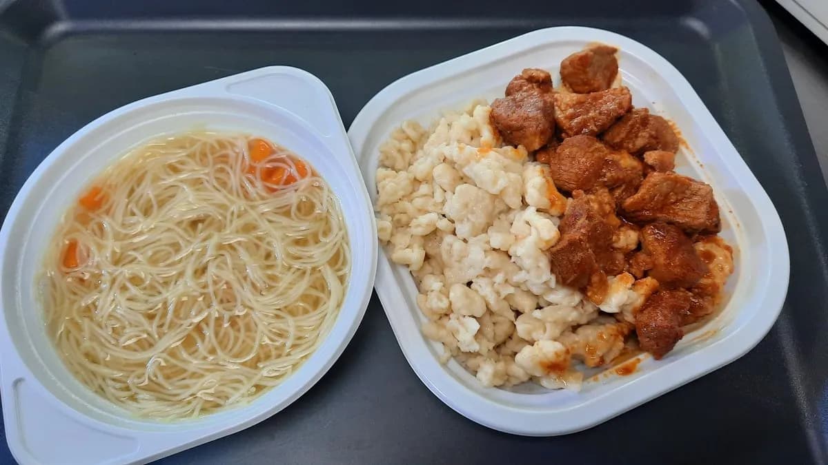 Sertéspörkölt+köret+csontleves